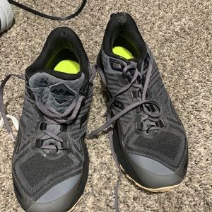 Trail shoes : good traction left